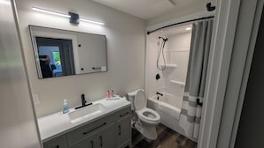 Bathroom - Luxury 2BR Condo, 600m to Calabogie Track, Ski Hill & Trails (Greater Madawaska)