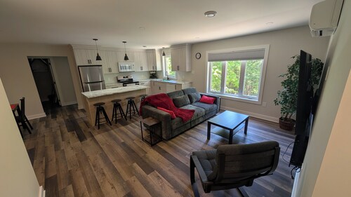Luxury 2BR Condo, 600m to Calabogie Track, Ski Hill & Trails