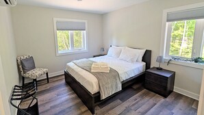 Room - Luxury 2BR Condo, 600m to Calabogie Track, Ski Hill & Trails (Greater Madawaska)