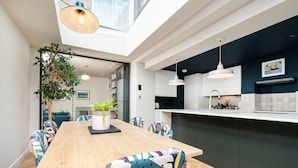 Dining - Stylish Flat with Private Garden in Hackney (Greater London)