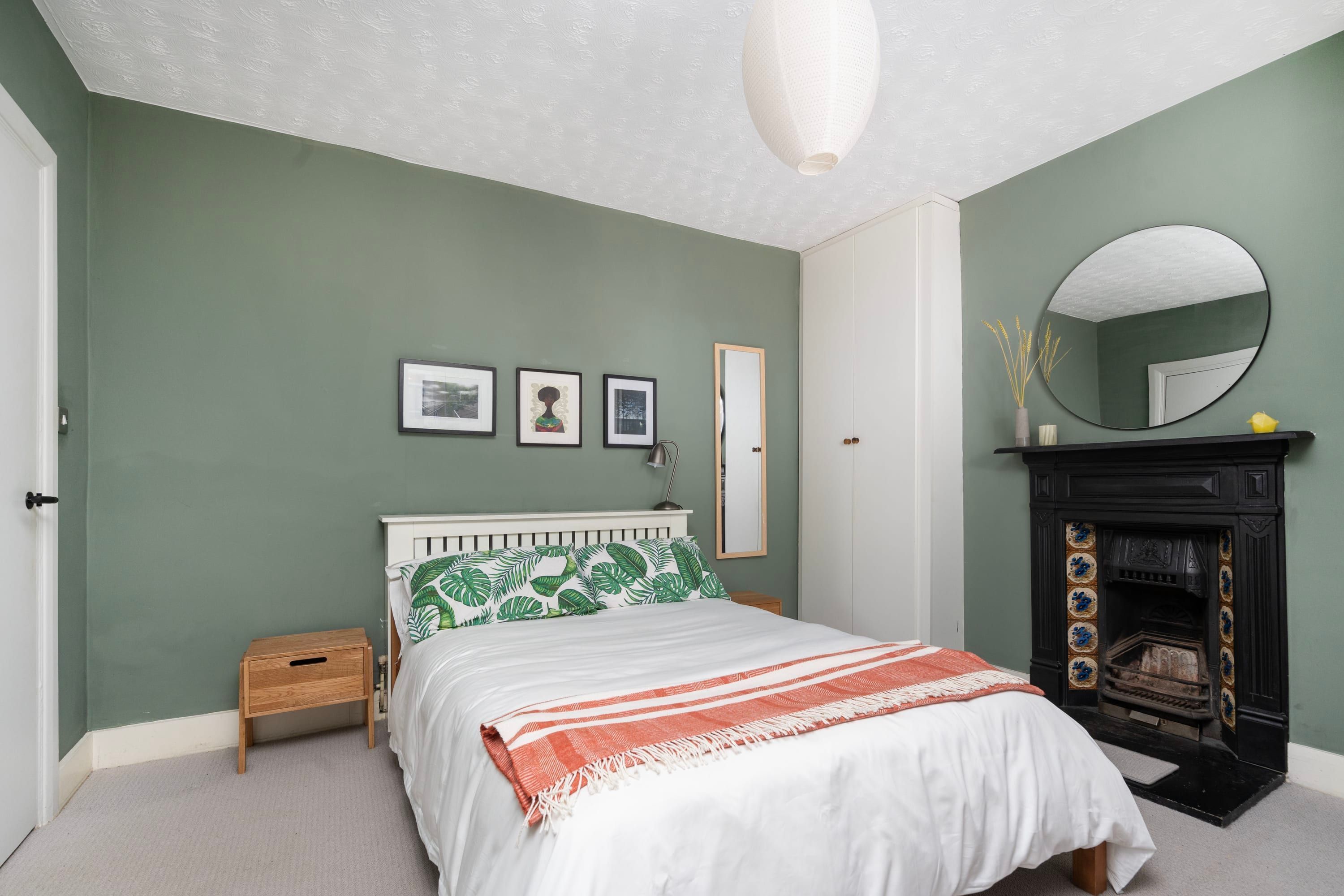 Desk, WiFi (free), bed sheets