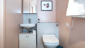 Bathroom - Stylish Flat with Private Garden in Hackney (Greater London)