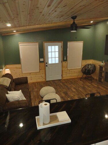 Cozy 1 bedroom cabin located in Felsenthal, AR.