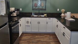 Private kitchen - Cozy 1 bedroom cabin located in Felsenthal, AR. (Huttig)