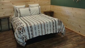 Room - Cozy 1 bedroom cabin located in Felsenthal, AR. (Huttig)