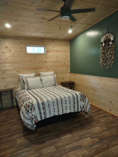 Cozy 1 bedroom cabin located in Felsenthal, AR.