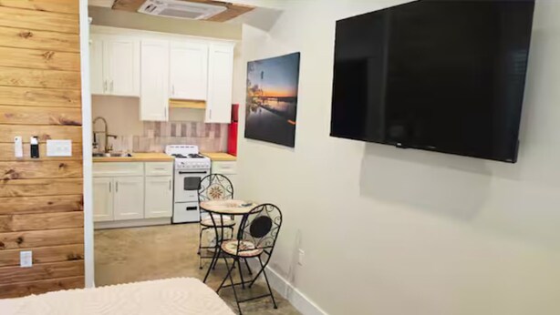 Room - New 1-bedroom "Sunrise" Hotel Suite Near Downtown Ocean Springs with Pool Access (Ocean Springs)