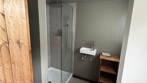 Bathroom - Doe Haven Vashon - Close to Town, Beach + Deer (Vashon)