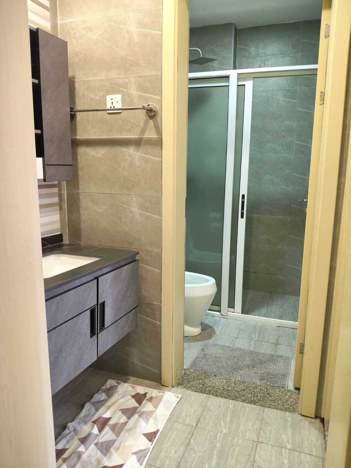 Ein Badezimmer mit Waschbecken, Spiegel und Toilette.
