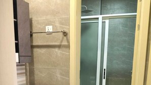 Ein Badezimmer mit Waschbecken, Spiegel und Toilette.