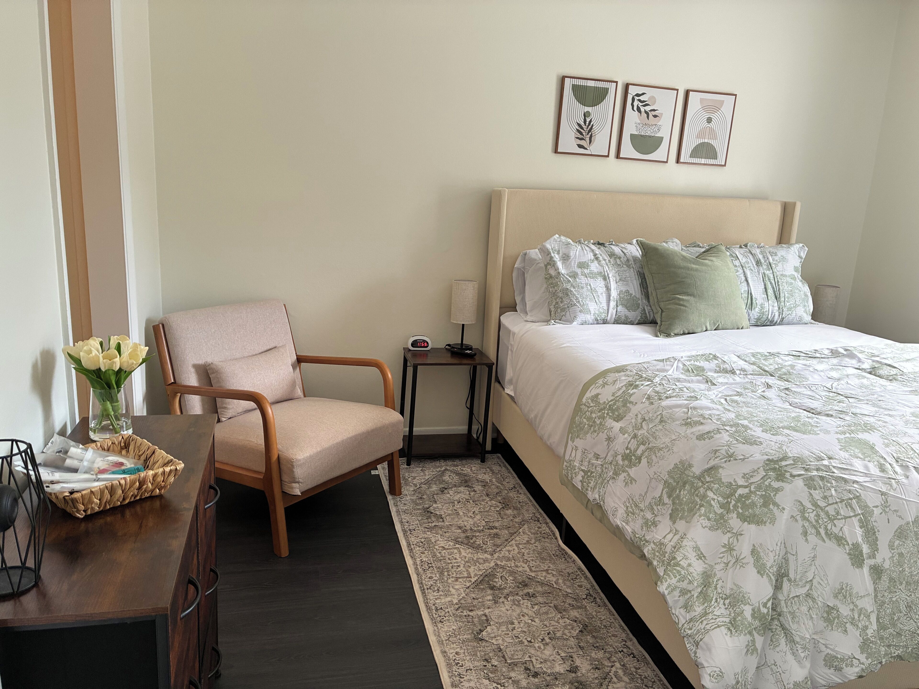 Tabla de planchar con plancha, wifi, ropa de cama