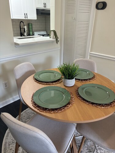 Lovely, Modern 1-bedroom condo with Balcony, AC in serene Atlanta neighborhood