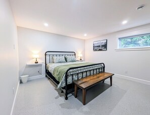 Room - Country Nook 2-bedroom apartment in farming community of Alma 12 min from Elora. (Alma)