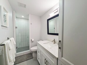 Bathroom - Country Nook 2-bedroom apartment in farming community of Alma 12 min from Elora. (Alma)