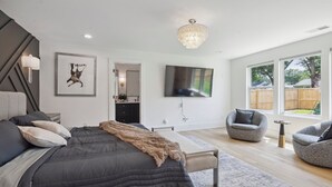 Room - Designer 4BR Multi-Level Townhome Luxury Suites & Modern Style (Charlotte)