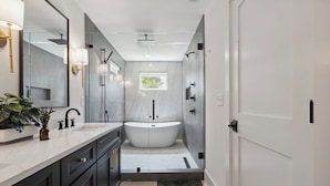 Bathroom - Designer 4BR Multi-Level Townhome Luxury Suites & Modern Style (Charlotte)
