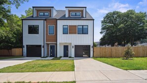 Exterior - Designer 4BR Multi-Level Townhome Luxury Suites & Modern Style (Charlotte)