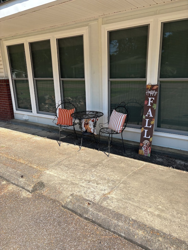 Outdoor dining - Superb 3-bedroom house in charming Bruce for a relaxing stay (Bruce)