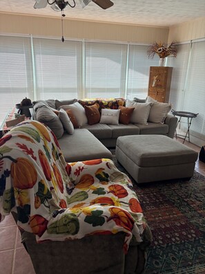 Living area - Superb 3-bedroom house in charming Bruce for a relaxing stay (Bruce)
