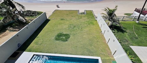 Una piscina con vistas a la playa y al océano.