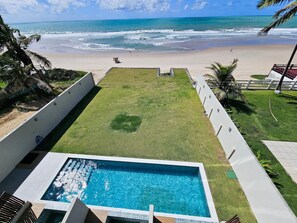 Ein Pool mit Blick auf Strand und Meer.