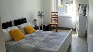 3 bedrooms, WiFi - Maison 3 chambres avec patio centre ville de Jonzac animaux acceptés (Jonzac)