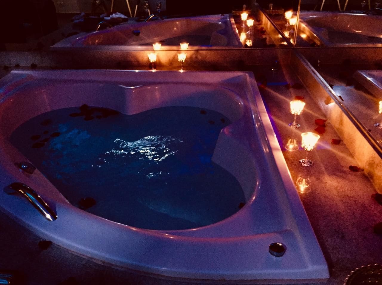 Un jacuzzi rodeado de velas.