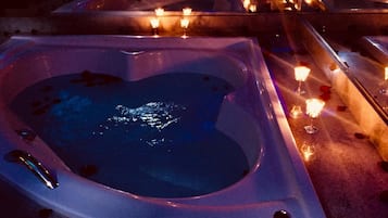 Un jacuzzi rodeado de velas.
