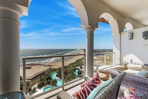 Ein Balkon mit Blick auf den Ozean und ein Schwimmbad.