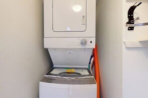 Eine Waschmaschine mit Frontöffnung, einer Bedienkonsole und einer Tür.