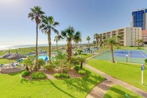 Un complexe hôtelier doté d’une piscine, d’un court de tennis et offrant une vue sur la plage.