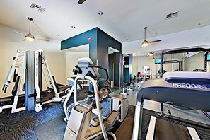 Ein Fitnessstudio mit verschiedenen Trainingsgeräten, darunter Laufbändern und Kraftmaschinen.
