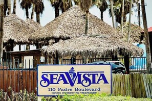 Un panneau indiquant « SEAVISTA » au 110, boulevard Padre, accompagné d’un avertissement : « PROPRIÉTÉ PRIVÉE, DÉFENSE D’ENTRER ».