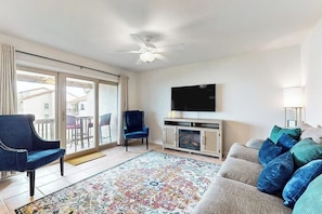 A living room with a sofa, a television, and a ceiling fan. - Rockport Waterfront Getaway #608 (Rockport)
