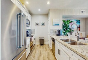 Private kitchen - Pointe West Resort - Treasure on the Beach (Galveston)
