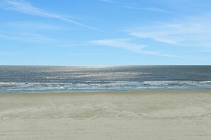 A beach with a clear sky and calm sea. - Mannanan Mac Lir - Ocean View, Pool & Hot Tub (Galveston)
