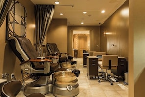 Ein moderner Friseursalon mit mehreren Styling-Stühlen, einem Empfangstresen und einem hellen, sauberen Innenraum.