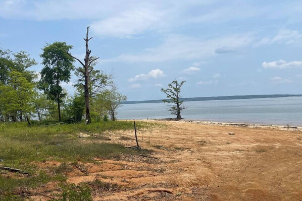 Beach - King Suite • Clawfoot Tub • Room Only Sardis Lake (Como)