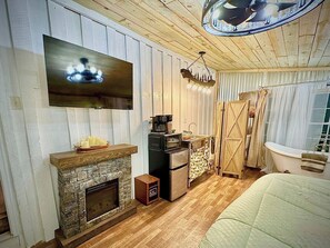 Room - King Suite • Clawfoot Tub • Room Only Sardis Lake (Como)