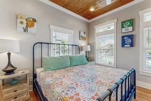 Ein Schlafzimmer mit einem Bett, Nachttischen und Bildern an den Wänden.
