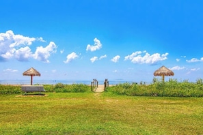 A beach pathway leading to the sea with thatched umbrellas and a bench. - Fulton Bliss - Boat Parking, Porch & Dogs OK (Rockport)