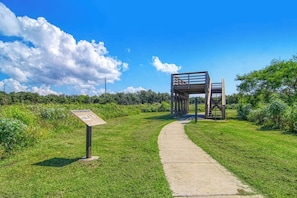 A pathway leading to a wooden structure with a viewing platform, surrounded by greenery. - Fulton Bliss - Boat Parking, Porch & Dogs OK (Rockport)