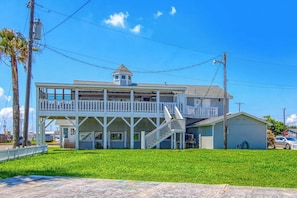 A two-story building with a balcony, a covered front porch, and a small attached garage. - Fulton Bliss - Boat Parking, Porch & Dogs OK (Rockport)