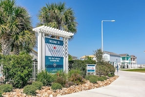 Placa de boas-vindas para Coral Reef, com piscina, área de limpeza para barcos e parquinho.