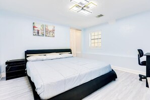 Ein Schlafzimmer mit einem Bett, einem Schreibtisch und einem Stuhl.