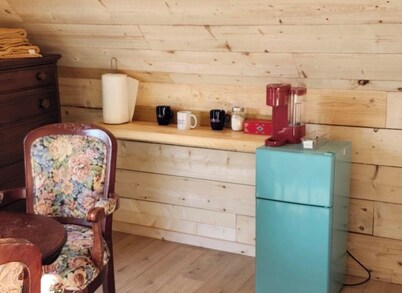 Peaceful 1-bedroom bungalow with AC in charming Wells