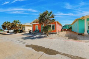 A residential area with houses, a clear sky, and a palm tree. - The Coral Cove - Walk to Beach, Pool & Dogs OK (Port Aransas)