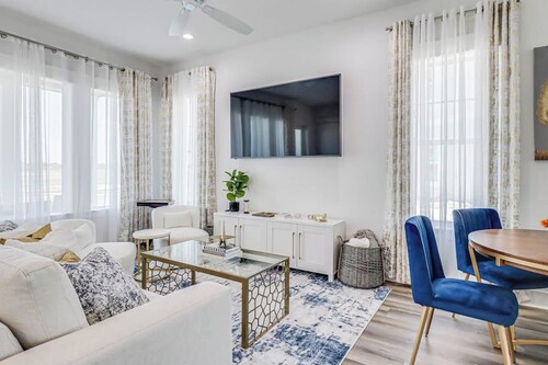 Luxury Golden Beauty on the Bay