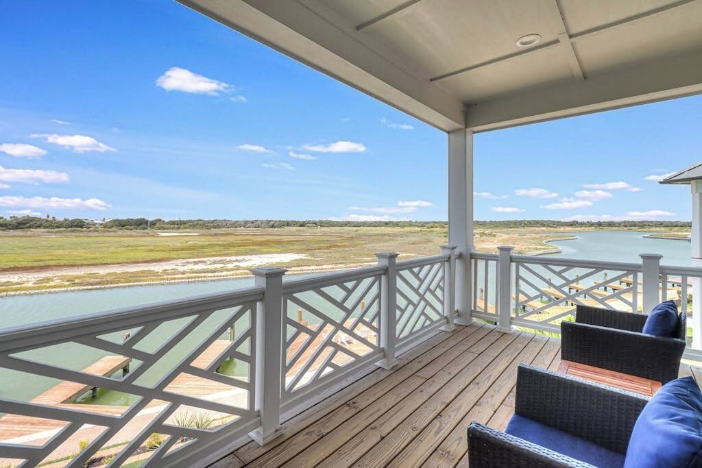 Un espacio al aire libre techado con vista a un río y un paisaje distante.