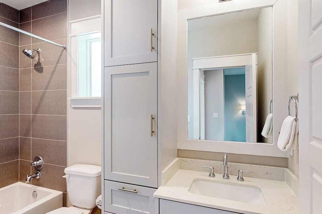 Une salle de bain avec une baignoire, des toilettes et un lavabo.